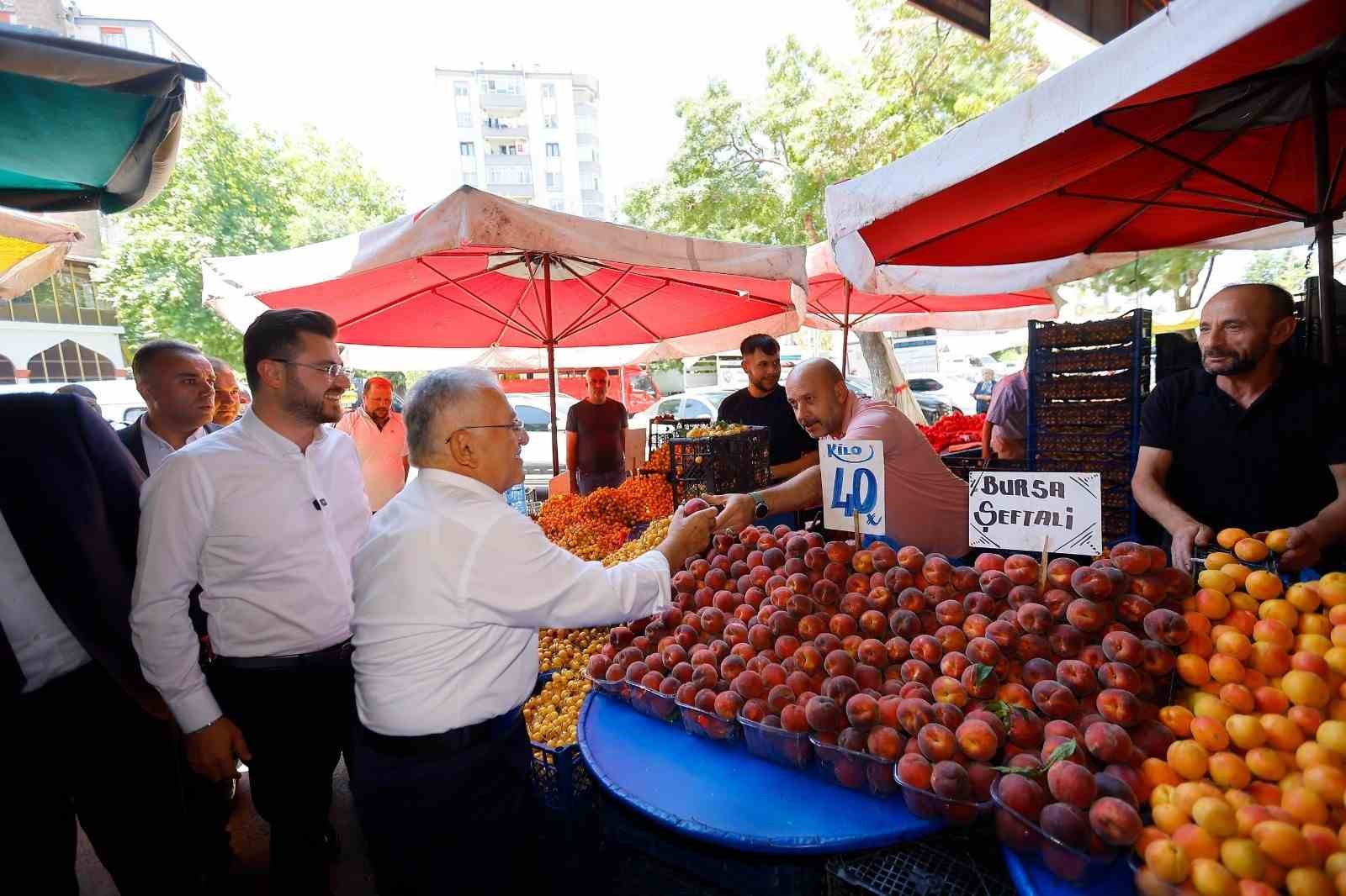 baskan-buyukkilic-hurriyet-pazar-yeri-nde-esnaf-ve-vatandaslarla-bulustu