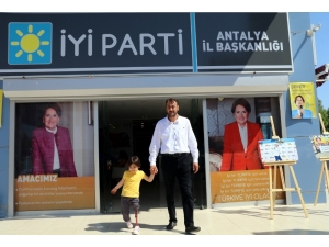 Evine Hazırladığı Düzenekle Kızı Minik Özge’ye Yürümeyi Öğreten Baba Milletvekili Aday Adayı Oldu