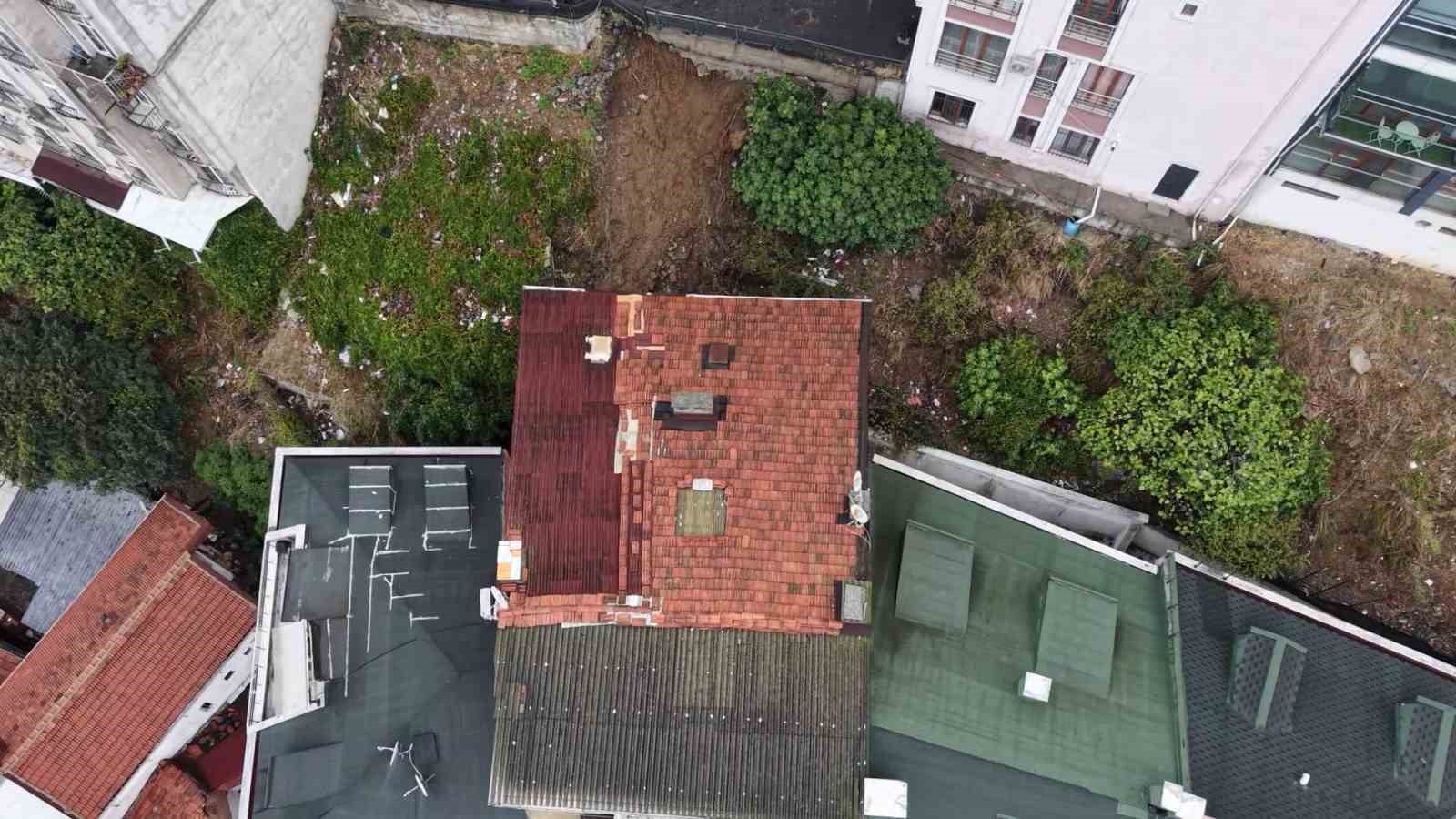 eyupsultan-da-topragin-kaydigi-alan-ve-tahliye-edilen-apartman-dron-kamerasiyla-goruntulendi