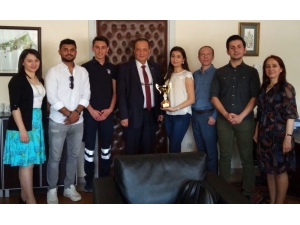 Esogü Ekibi 1.’lik Kupası İle Döndü