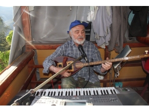 Yarım Asırdır Bağ Evinden Şaphane İlçesine Canlı Müzik Yayını Yapıyor