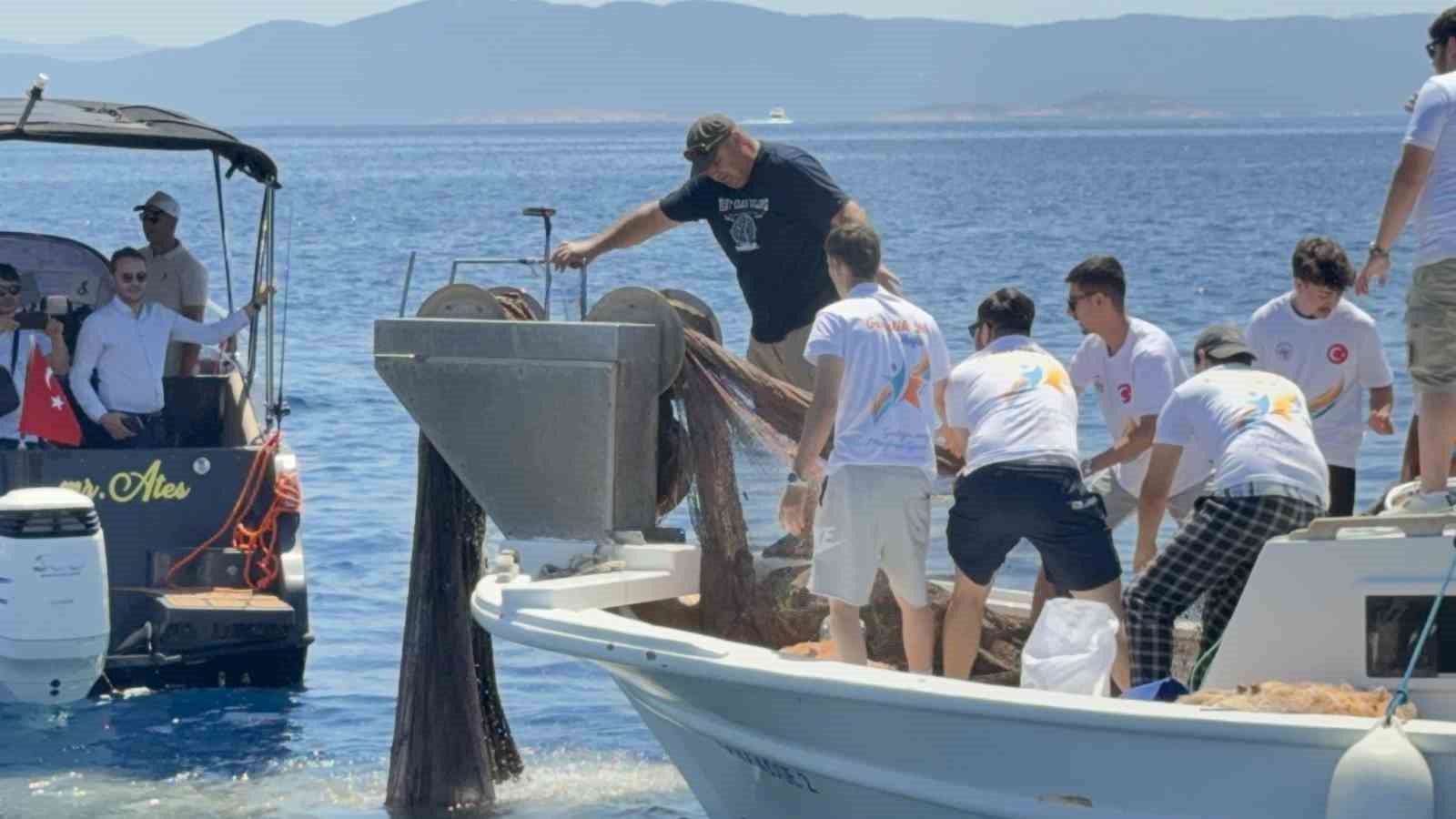 bodrum-da-2-bin-metrekare-hayalet-ag-temizlendi-binlerce-yavru-balik-dogaya-birakildi
