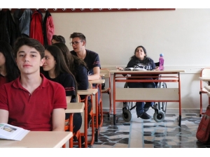 Engeline Aldırmadı Okulun İhtiyaçları İçin Uğraşıyor