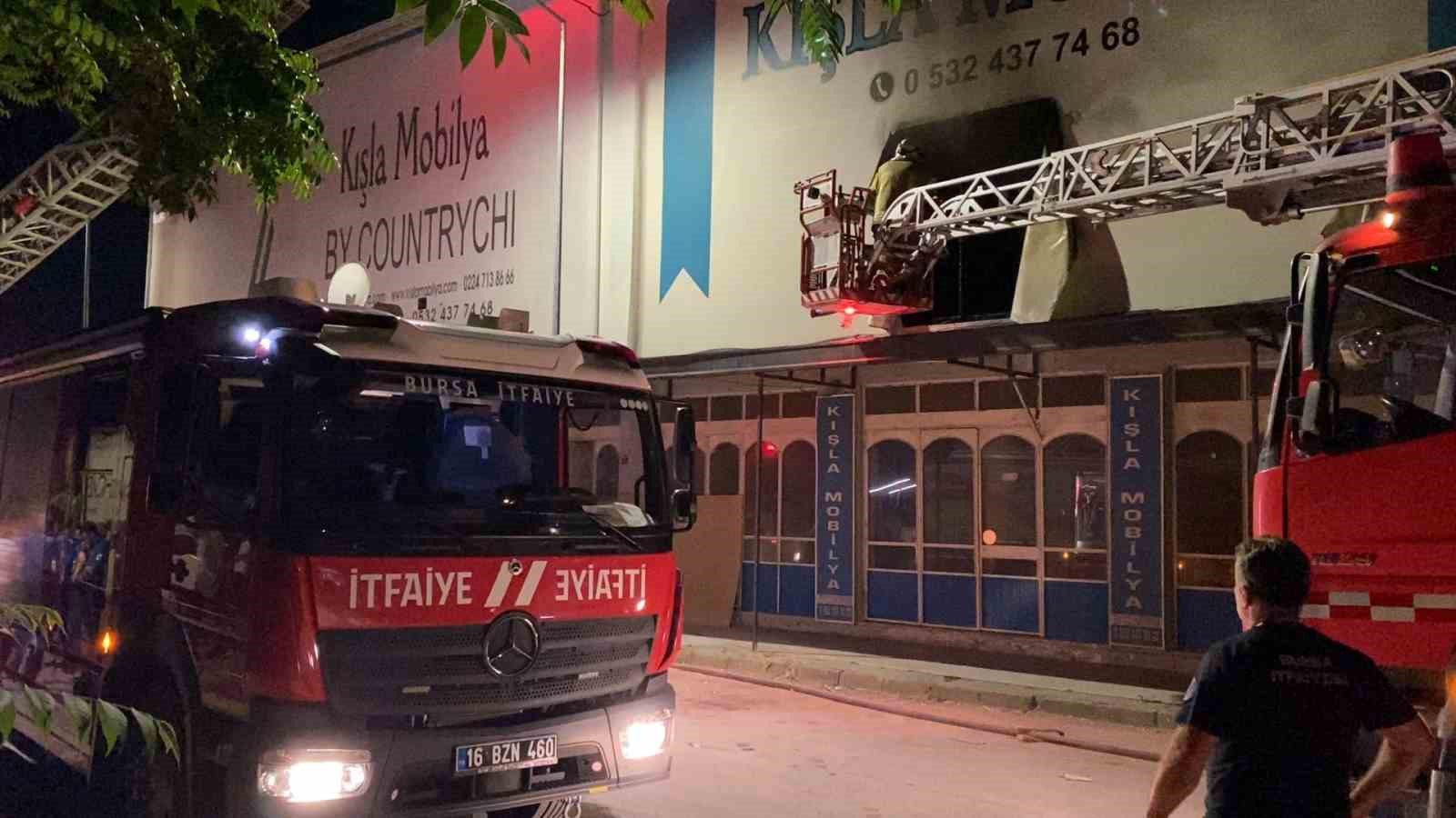 mobilya-fabrikasinda-korkutan-yangin