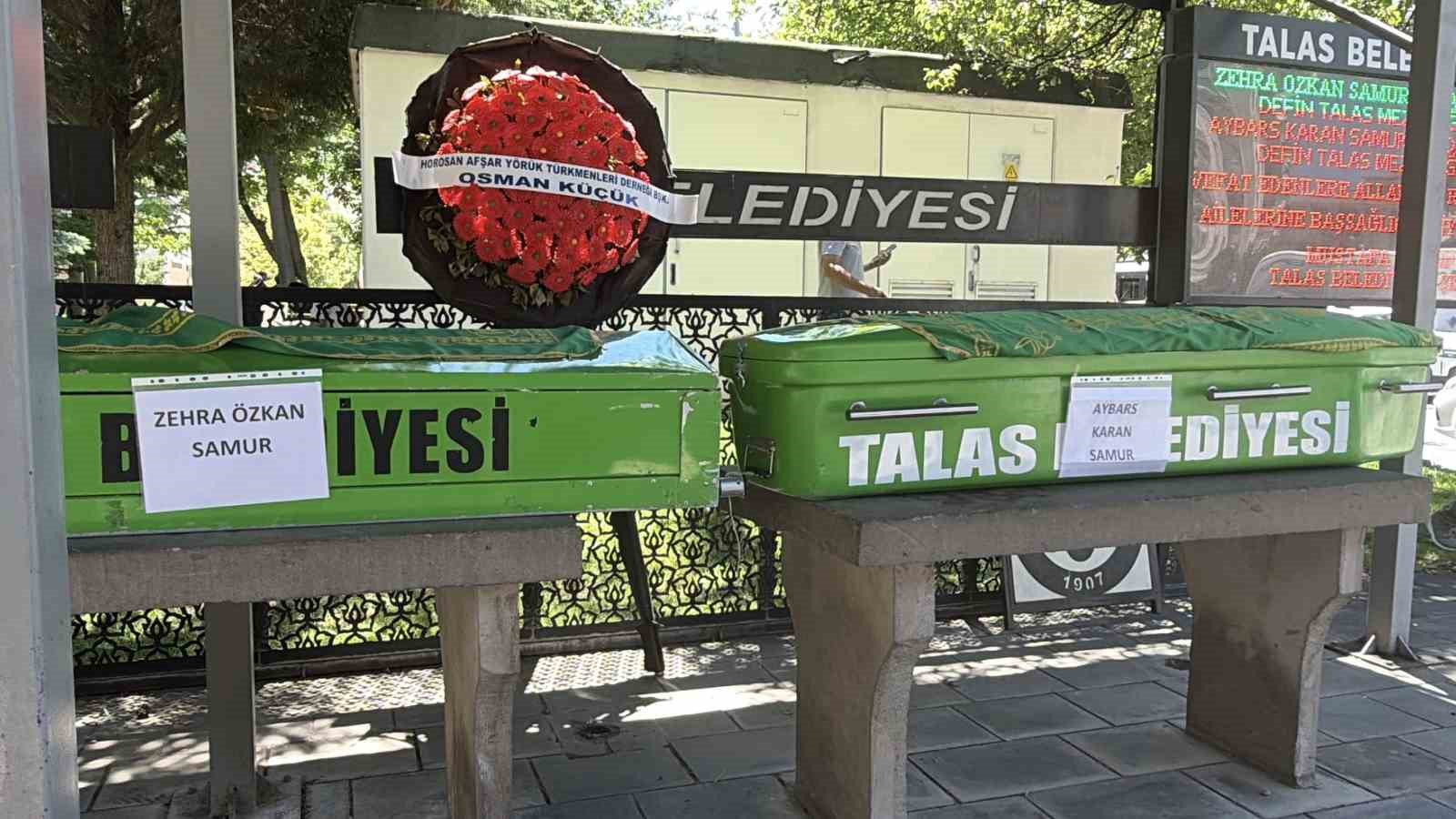 feci-kazada-hayatini-kaybeden-anne-ve-8-aylik-bebegi-yan-yana-topraga-verildi