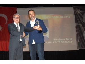 Tiyatrocular Türel’i Ödüllendirdi