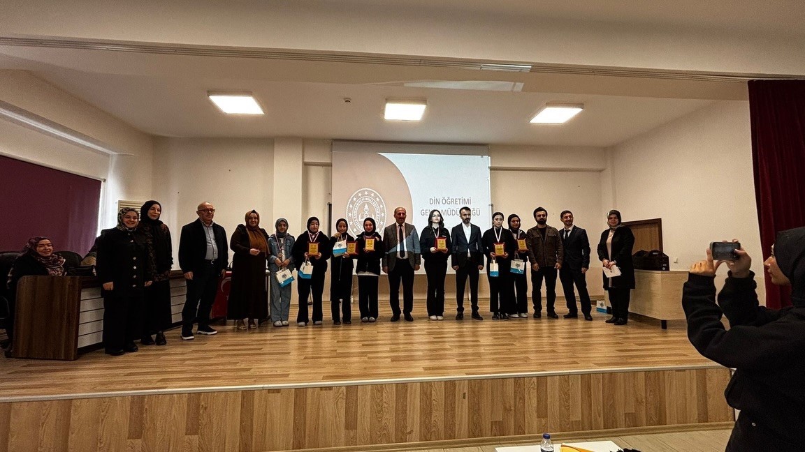 bilecik-te-kur-an-i-kerim-okuma-yarismasinda-oduller-sahiplerini-buldu