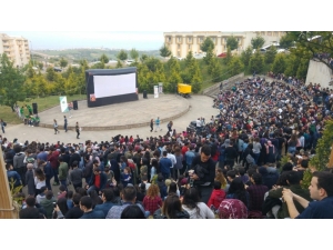 Kocaeli’de Yüzlerce Üniversiteli Açık Hava Film Gösteriminde Buluştu