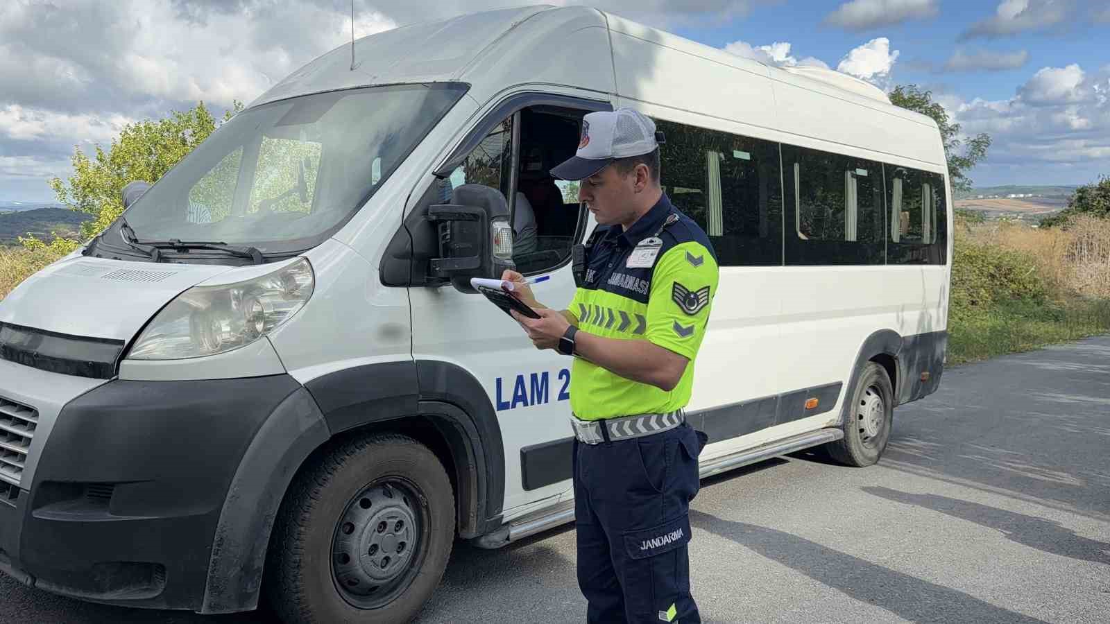 okullarin-ilk-gununde-jandarmadan-servis-araclarina-siki-denetim