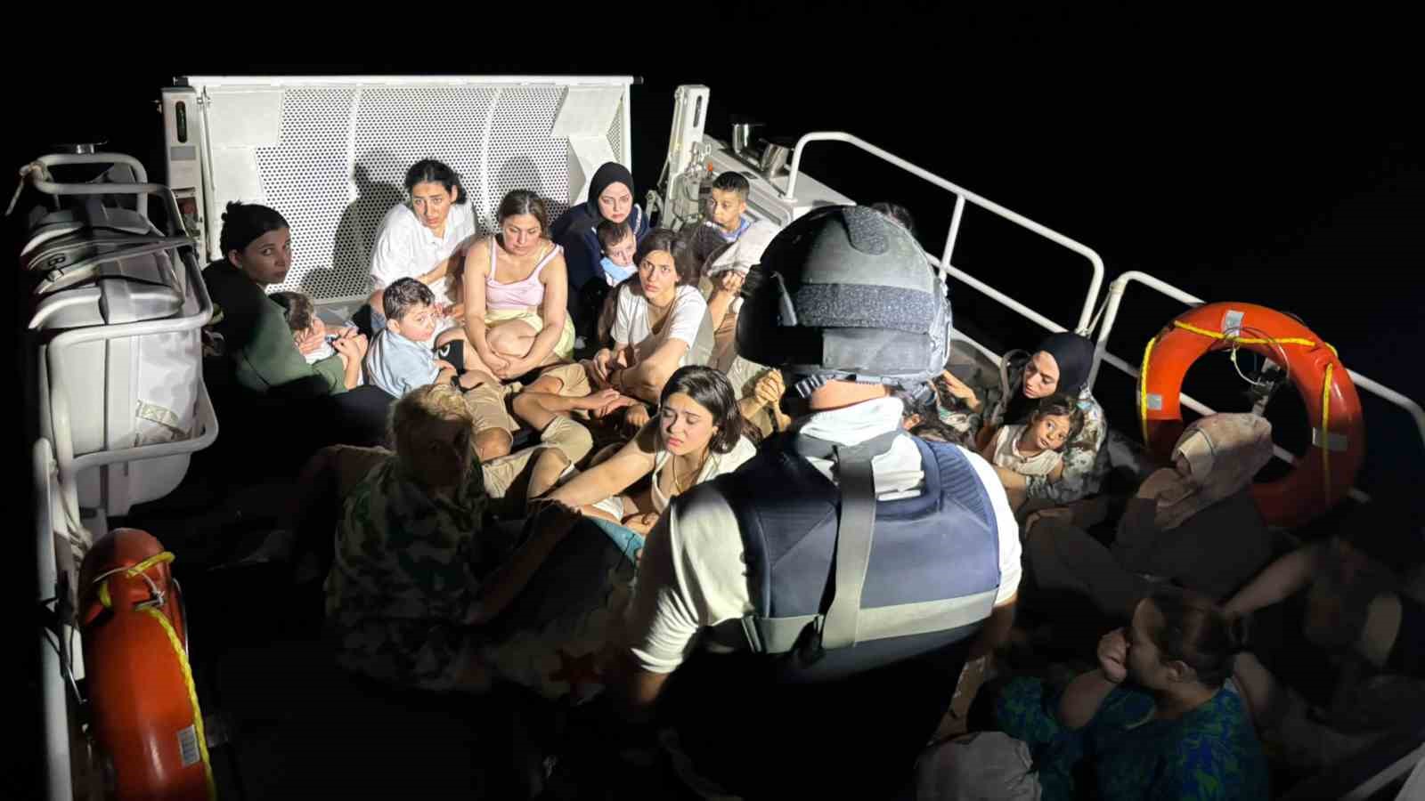 gokova-korfezinde-yelkenli-tekne-icinde-64-duzensiz-gocmen-ve-4-gocmen-kacakcisi-yakalandi