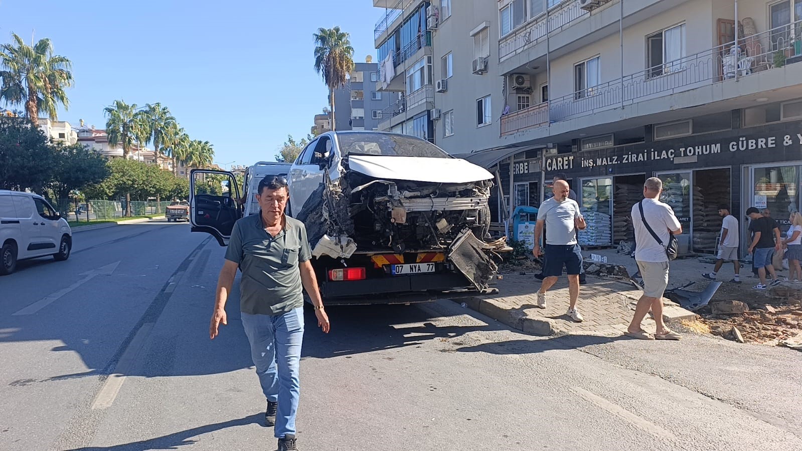 antalya-da-otomobil-once-yayaya-carpti-ardindan-otobus-duragina-daldi-3-yarali