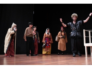 Liseli Öğrencilerden "Deli Dumrul" Oyunu