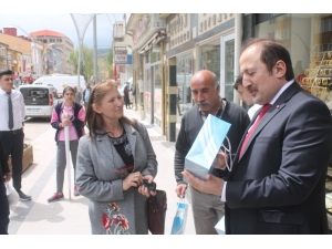 Vali Sokak Sokak Gezip Kitap Dağıttı