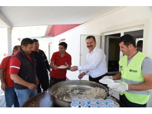 Başkan Yılmaz’dan İşçisine Moral Yemeği