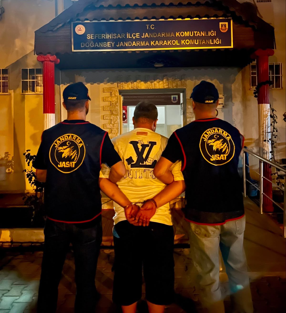 izmir-de-15-yil-hapis-cezasi-bulunan-firari-operasyonla-yakalandi