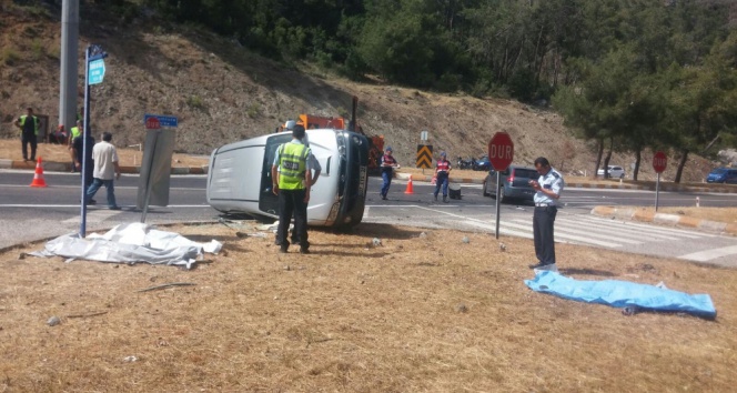 Turist Minibüsü Otomobille Çarpıştı: 4 Ölü, 2 Yaralı