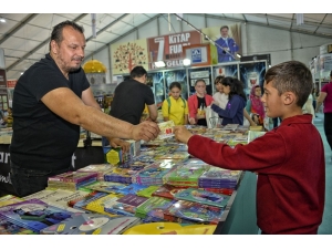 30 Bin Öğrenciye Kitap Fuarı Hediye Çeki