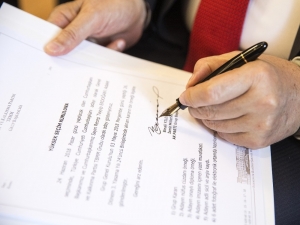 Başbakan Yıldırım, Cumhurbaşkanı Erdoğan’ın Cumhurbaşkanı Adayı Olduğuna Dair Dilekçeyi İmzaladı