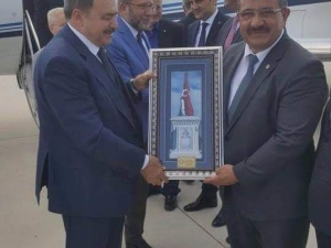 Başkan Karabulut’tan Bakan Eroğlu’na Şehit Sancaktar Anıtı’nı Simgeleyen El Yapımı Tablo