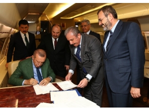 Cumhurbaşkanı Erdoğan, Güney Kore Dönüşü Uçakta Cumhur İttifakı Protokolünü İmzaladı