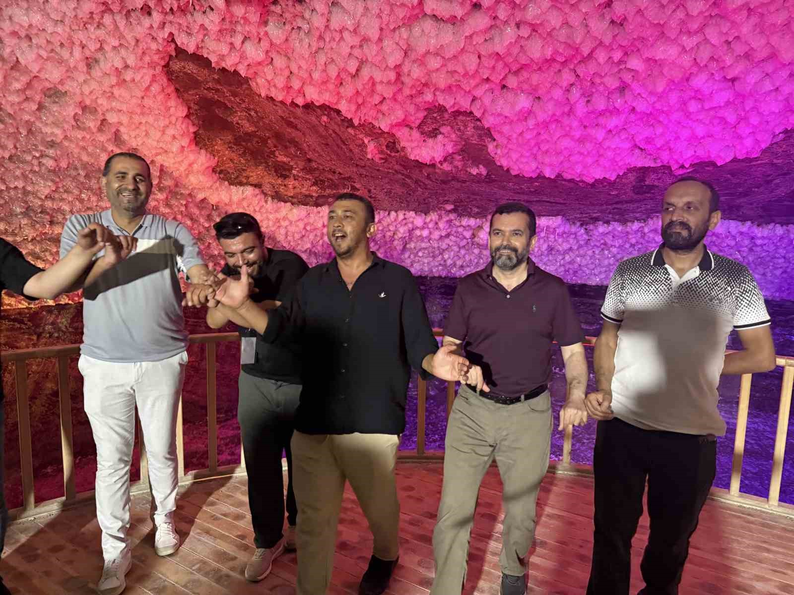 tigad-calistayina-katilan-gazeteciler-tuzluca-tuz-magarasi-nda-halay-cekti
