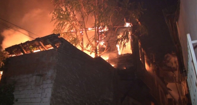 Ankarada Büyük Yangın: 7 Ev Küle Döndü