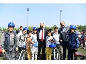Kartepe’de Bisiklet Dağıtımları Devam Ediyor