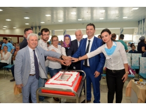 Kadroya Geçen Çalışanlar Sevinçlerini Pasta Keserek Kutladılar