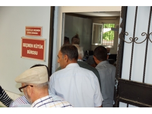 Aydın’da Partililer İmza Vermek İçin Sıraya Girdi