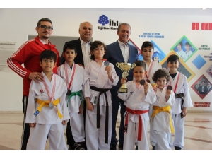 İhlas Koleji Karatede Madalyaları Topladı