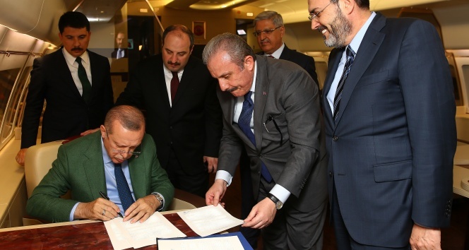 Cumhurbaşkanı Erdoğan, Güney Kore Dönüşü Uçakta Cumhur İttifakı Protokolünü Imzaladı