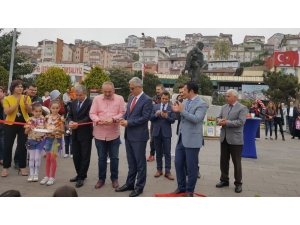 Öğrenciler Resimlerini Sokakta Sergiledi