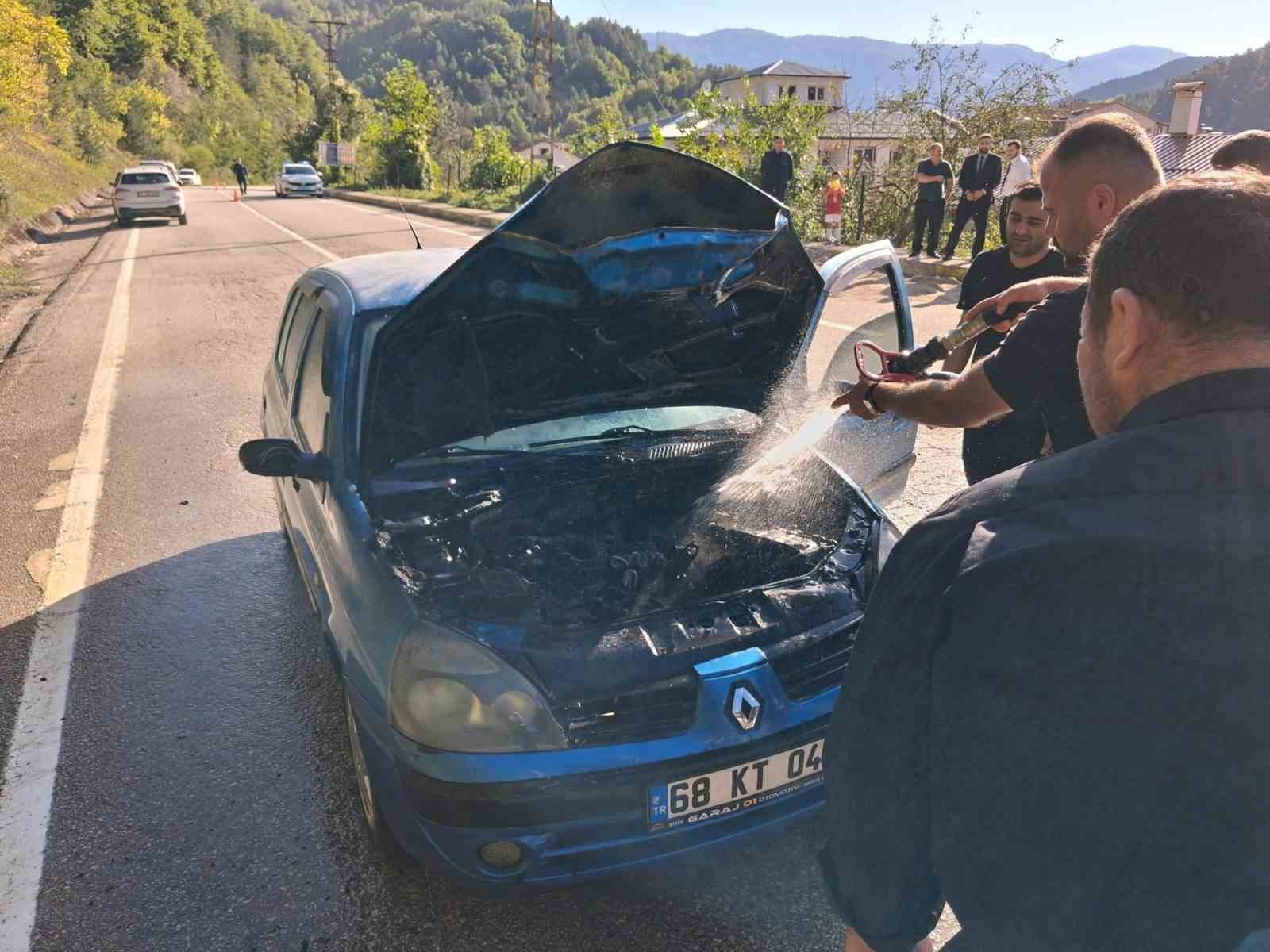 kastamonu-da-seyir-halindeki-otomobilde-cikan-yangini-itfaiye-sondurdu