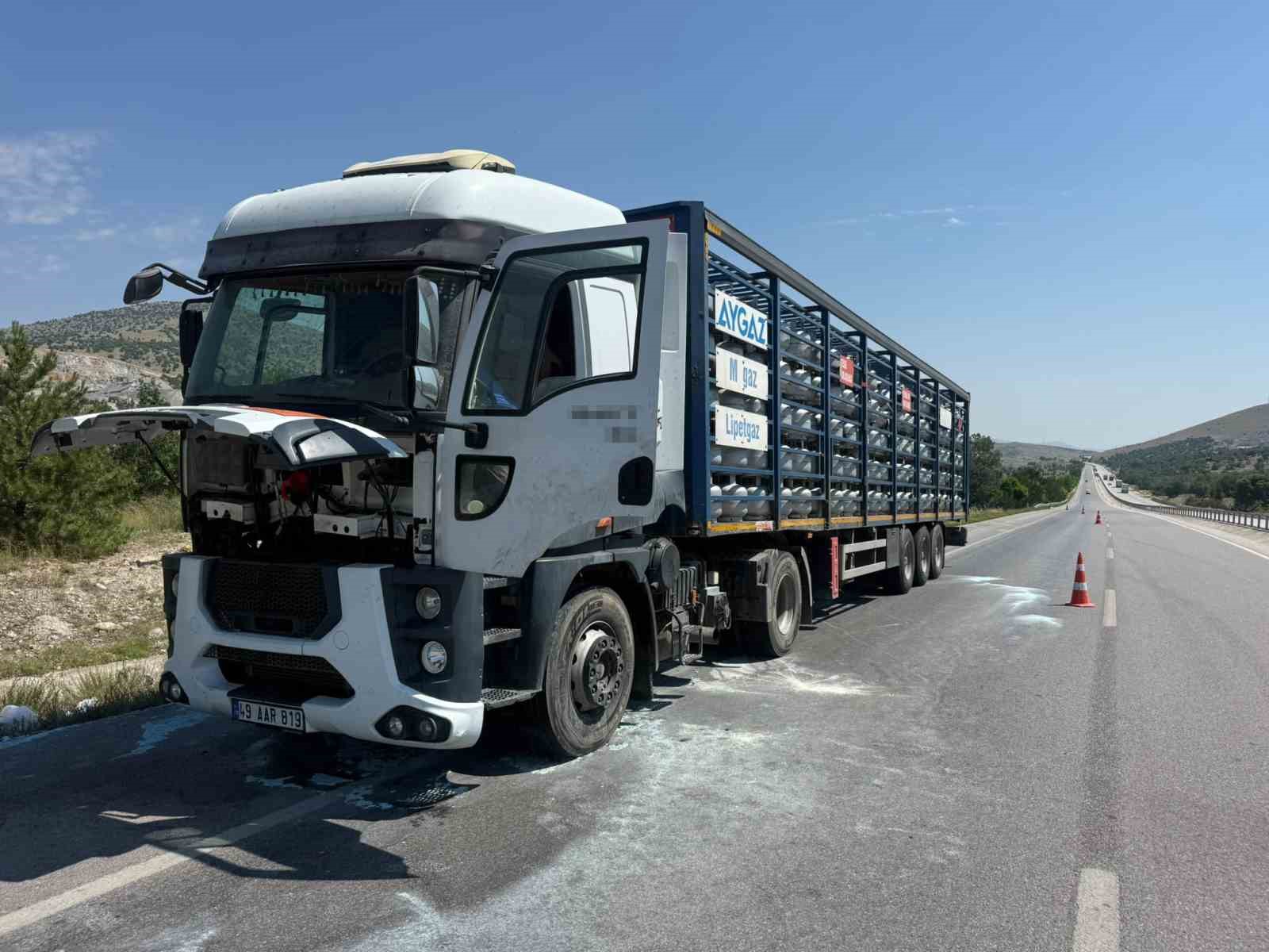 afyonkarahisar-da-aygaz-marka-tup-yuklu-tirin-motorunda-yangin