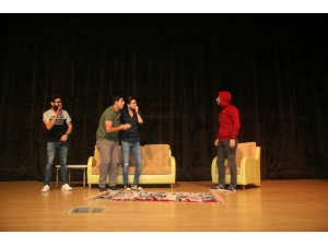 Üniversite Öğrencilerin Tiyatro Gösterisi