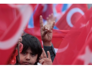 Ak Parti Mitinginde 3 Hilalli Bayrak Ve ‘Bozkurt’ İşareti Dikkat Çekti