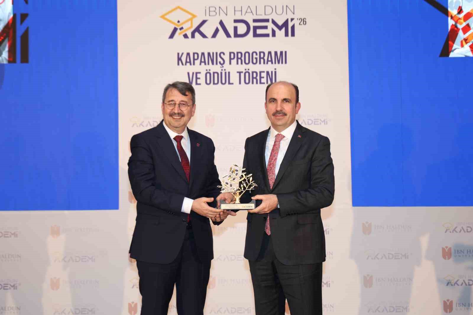 baskan-altay-a-ibn-haldun-universitesi-nden-genclik-projeleri-odulu