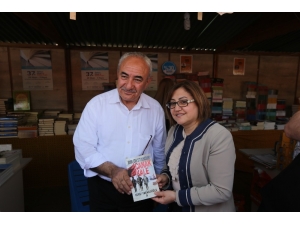 Şahin Kitap Fuarında Yazarlarla Bir Araya Geldi