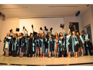 Yeni Sağlıkçılar Mezuniyetlerini Kep Fırlatarak Kutladı