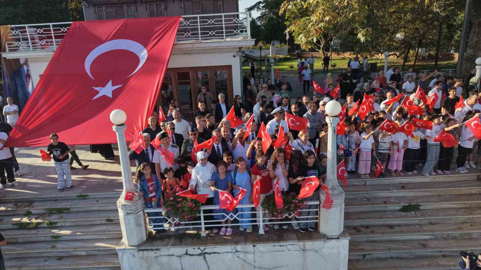 tcg-anadolu-ve-tcg-heybeliada-yalova-da-vatandaslari-selamladi