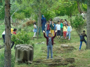 İlkokul Öğrencileri, Gezdikleri Tarihi Harabede Halay Çekti