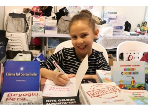 Küçük Yazarlar Kitaplarını İmzaladı