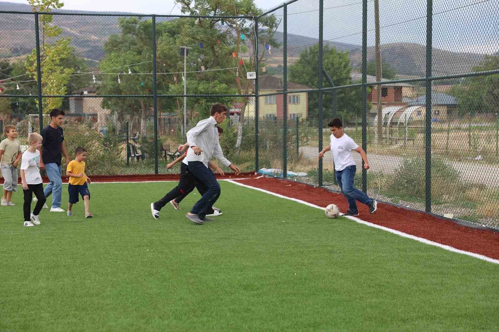 okullar-kapaninca-cocuklar-mahallelerindeki-yeni-sahayi-doldurdu