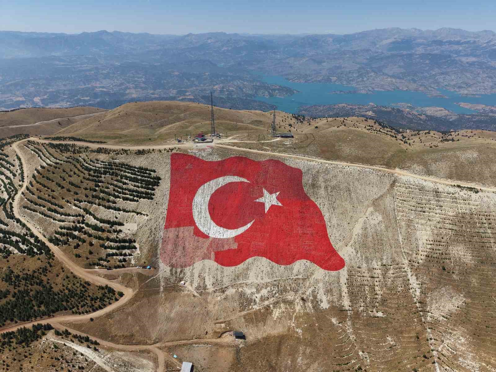 dunyanin-en-buyuk-turk-bayragi-yeniden-eski-gorkemine-kavustu