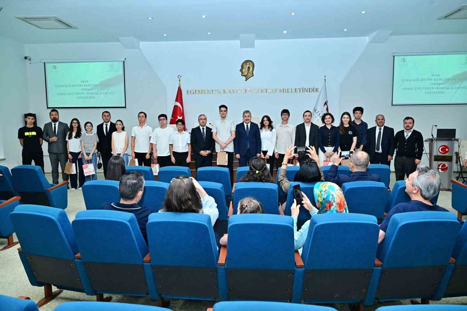 vali-yilmaz-yks-ve-lgs-de-tam-puan-alan-ogrencilerle-bir-araya-geldi