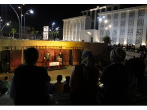 Döşemealtı Kent Meydanı’nda Tiyatro Oyunu Sahnelendi