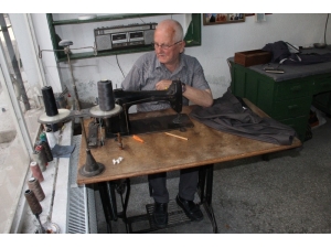 Bir Asırlık Makine İle 70 Yıldır Terzilik Yapıyor