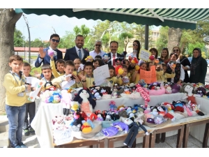 Atık Kumaş, İplik Ve Düğmeler Bez Bebeğe, Bez Bebekler Desteğe Dönüştü