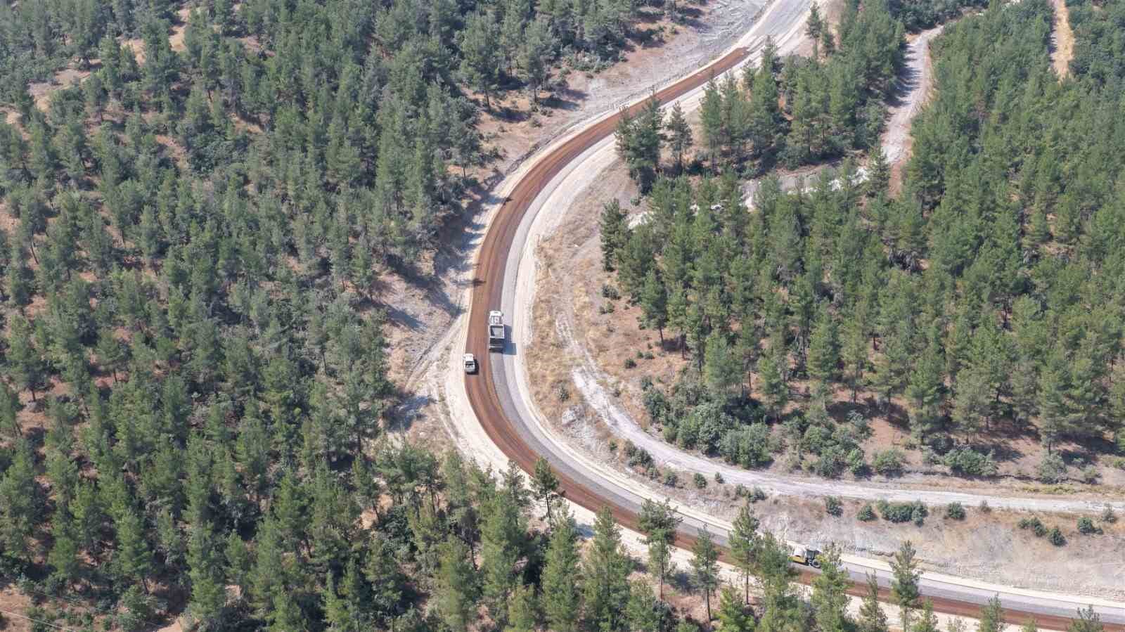 dursunbey-de-baskan-akin-in-soz-verdigi-yol-tamamlandi