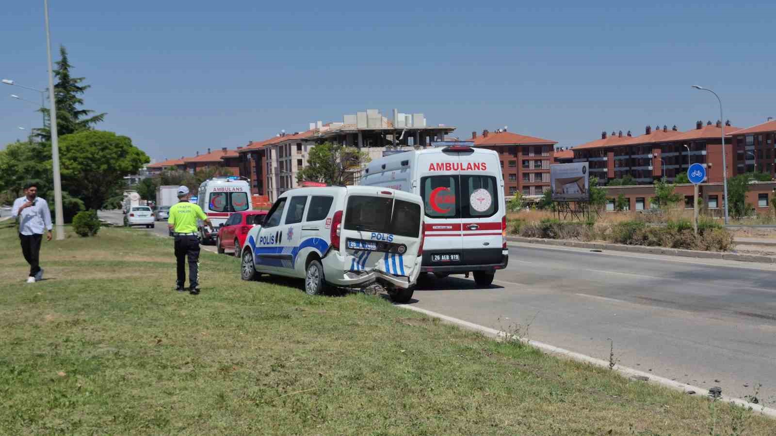 kaza-yerindeki-polis-aracina-otomobil-carpti-1-i-polis-1-i-bekci-toplam-6-yarali